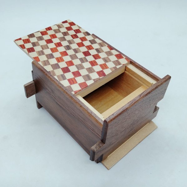 Photo5: 18 steps Ichimatsu/Walnut wood 3 sun Japanese puzzle box Himitsu-bako (5)