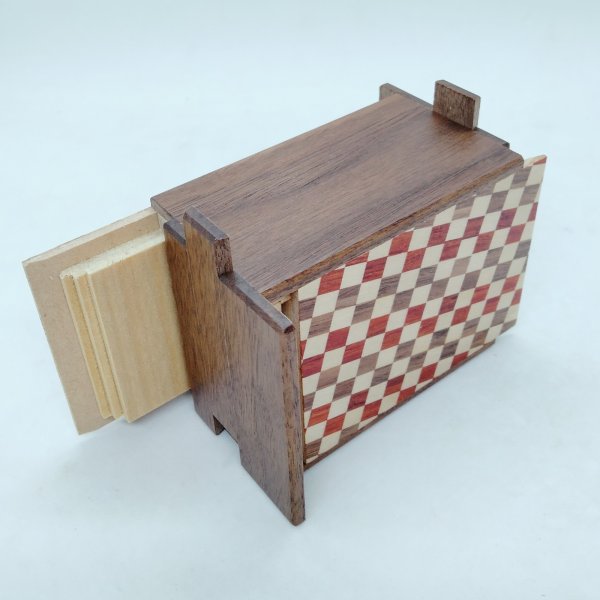 Photo4: 18 steps Ichimatsu/Walnut wood 3 sun Japanese puzzle box Himitsu-bako (4)