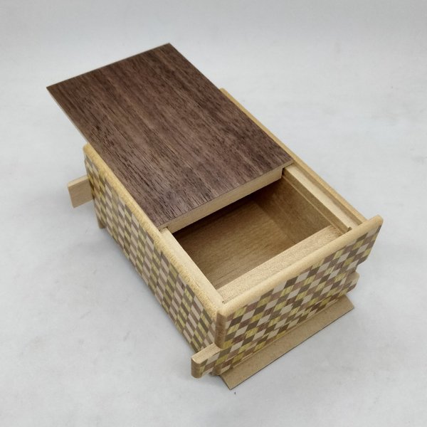 Photo4: 18 steps Walnut wood/Ichimatsu 4 sun Japanese puzzle box Himitsu-bako (4)