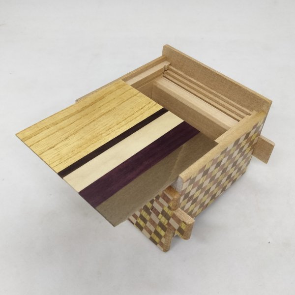 Photo3: Square 18 steps Natural wood/ichimatsu Japanese puzzle box Himitsu-bako 202510 (3)