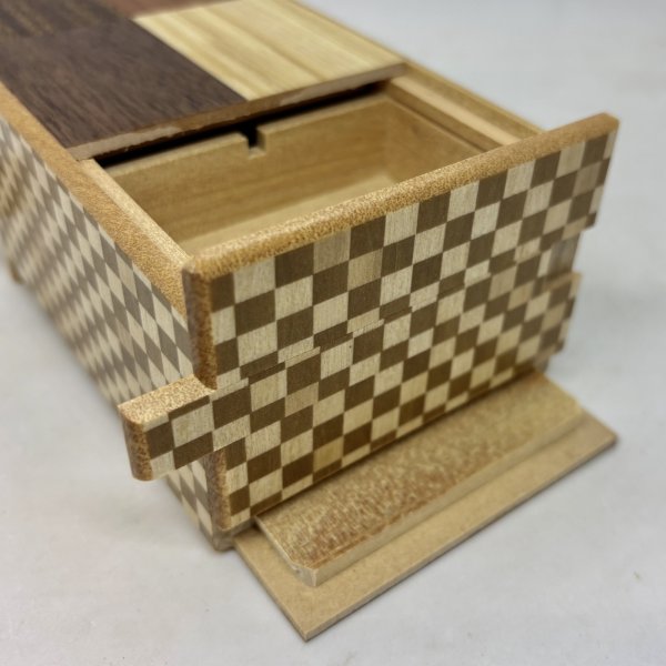 Photo7: 4-compartment 4-wood design Ichimatsu Japanese puzzle box Himitsu-bako  (7)