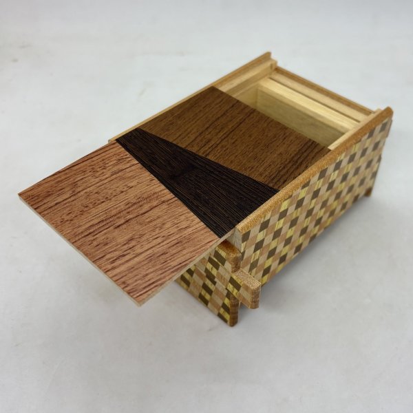 Photo2: 14 steps Random-grain(top panel)/Walnut.Ichimatsu 4 sun Japanese puzzle box Himitsu-bako (2)