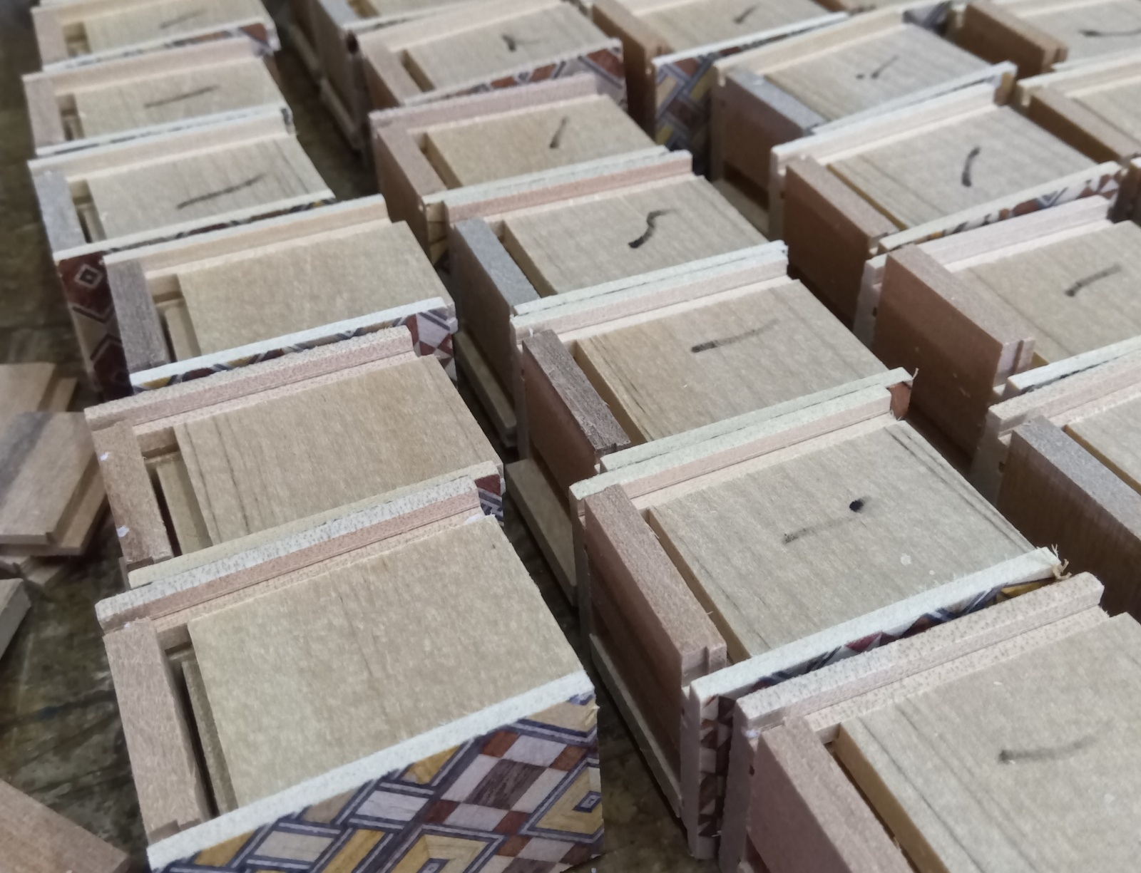 The top and bottom surfaces of the mame box